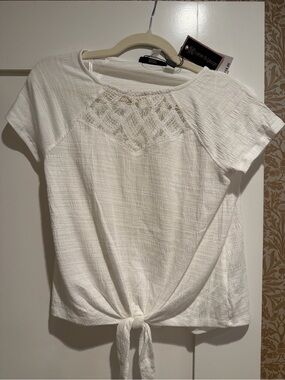 NWTCable & Gauge White Tie-Front Short Sleeve Top with embroidered front detail